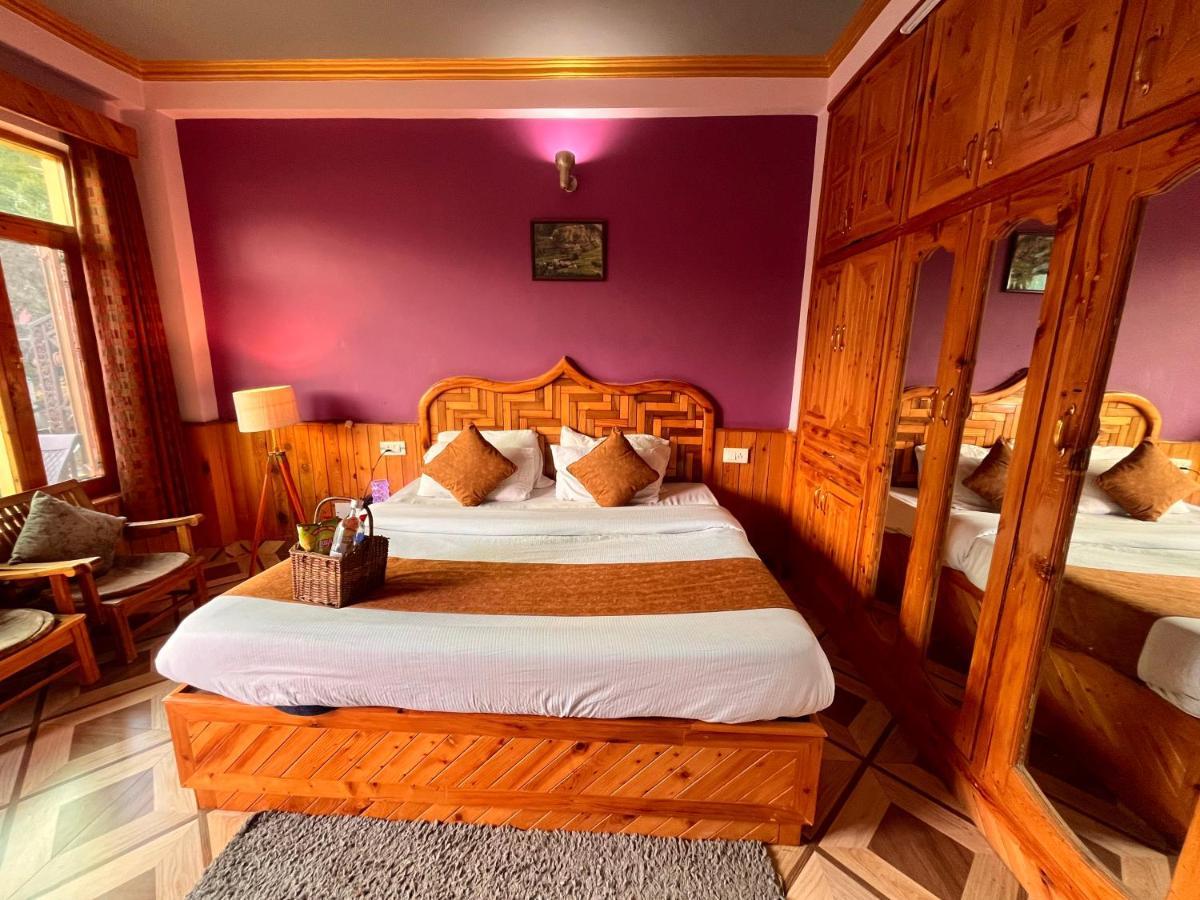 Woods Villa- A Luxury Mountains View Cottages Манали Экстерьер фото